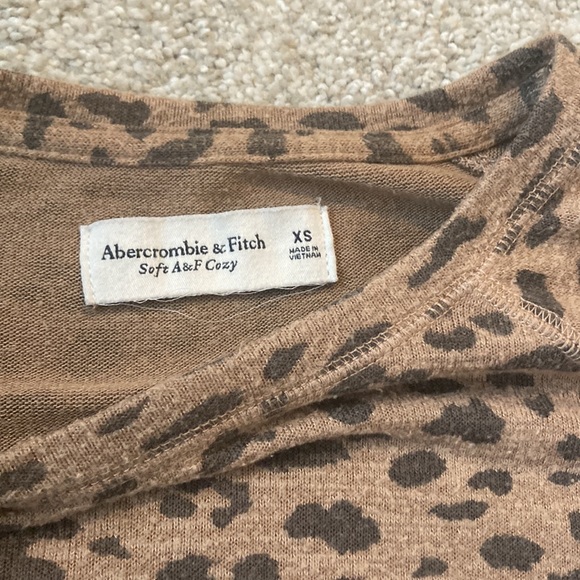 Abercrombie and fitch women’s sweater lightly used good condition - Picture 2 of 4